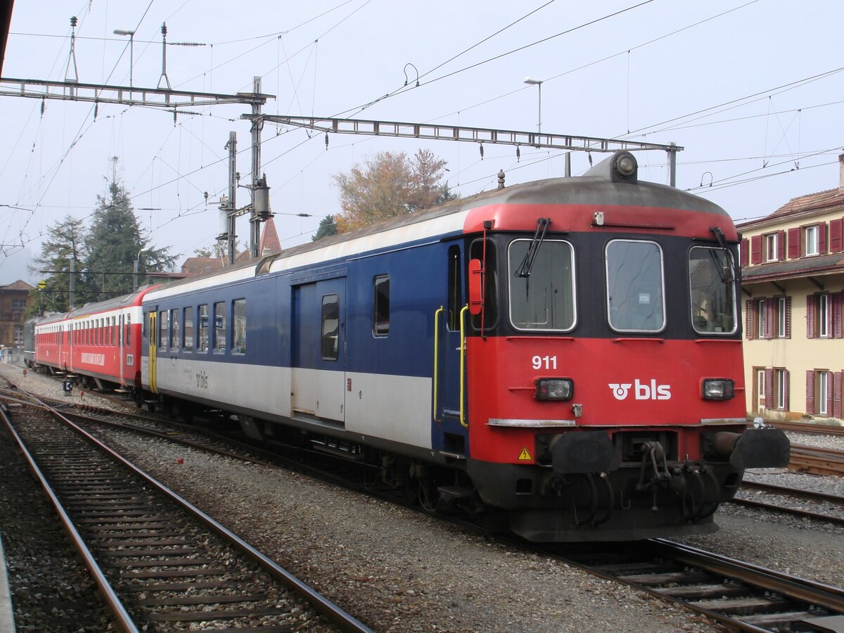 Ein BLS-Reservependel, bestehend aus dem BDt 911 (ehemals SBB-BDt 916), den AB 410 sowie B 505 (ehemals RM) sowie der Re 420 511-8 (ehemals SBB Re 4/4 II 11105) am 28. Oktober 2007 abgestellt im Bahnhof Huttwil.