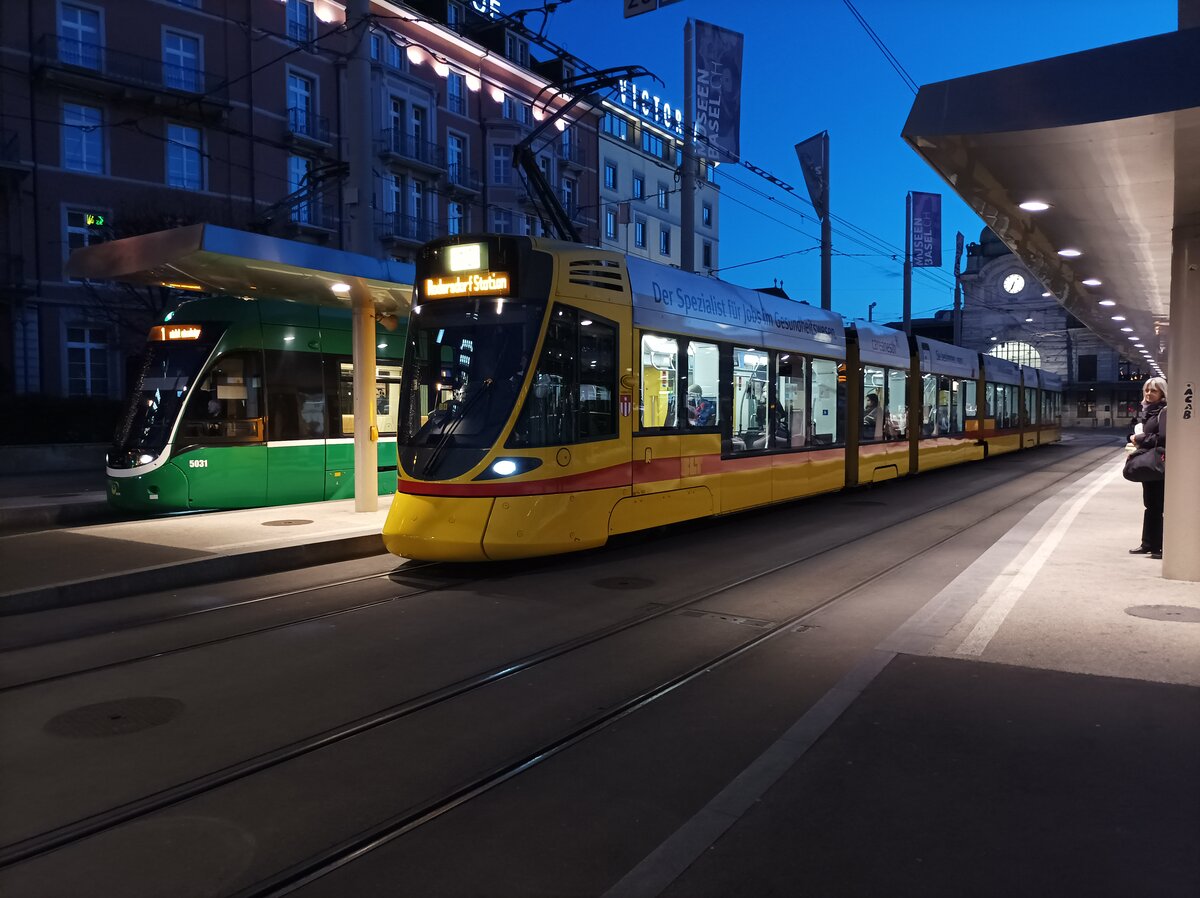 Ein BLT Be 6/10 auf der Linie 10 am 23.02.2022 am Bahnhof SBB 