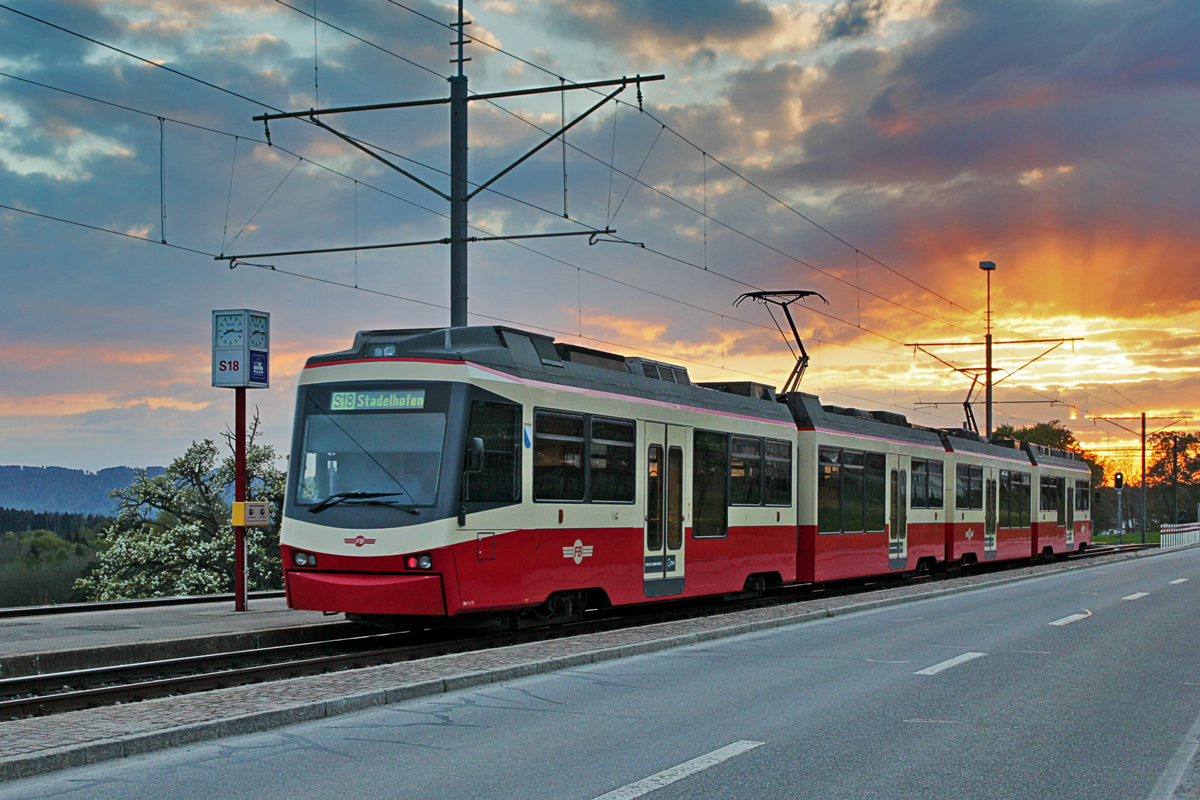 Ein Bn 4/6 Pendelzug der FB,aufgrund einer Baustelle nur von Zürich Stadelhofen bis zur Station Forch geführt,fährt am Abend des 28.4.2016 an der Station Neue Forch stadteinwärts.