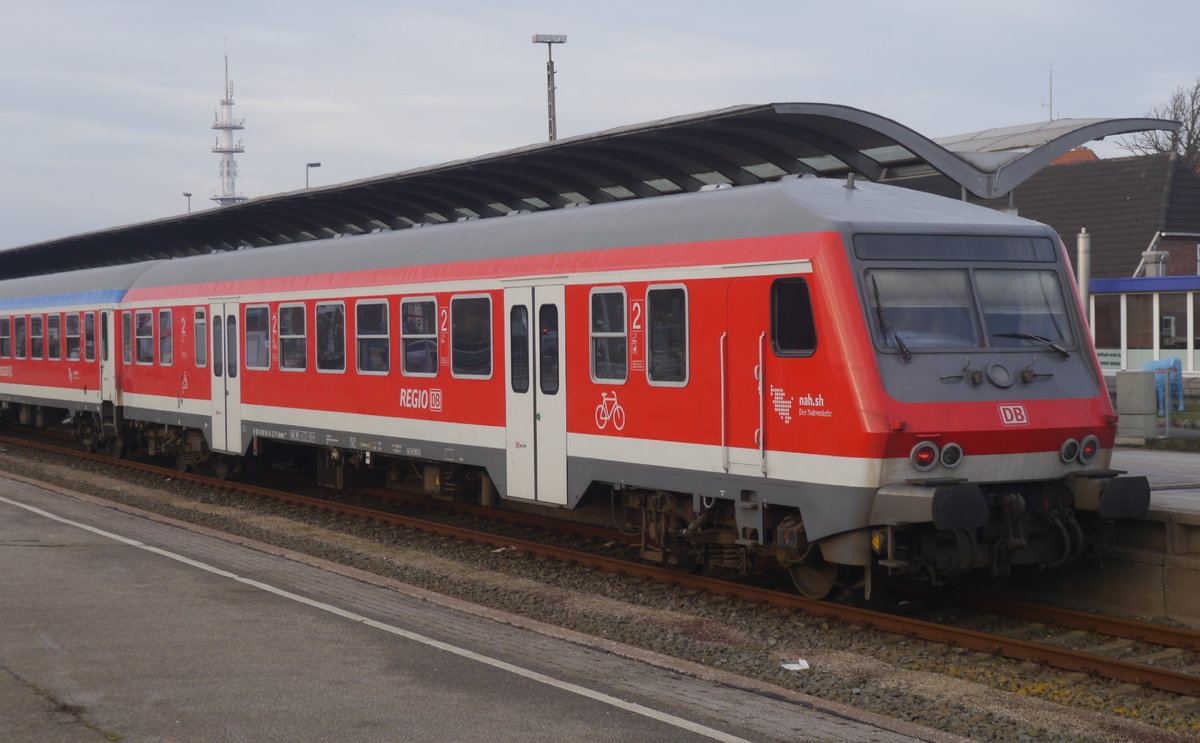 Ein Bnrbdzf 480.1 mit drucktastenbetätigten Schwenktüren am Schluss bzw. an der Spitze eines RE 6-Ersatzzuges Westerland - HH-Altona. Westerland, 27.1.17.