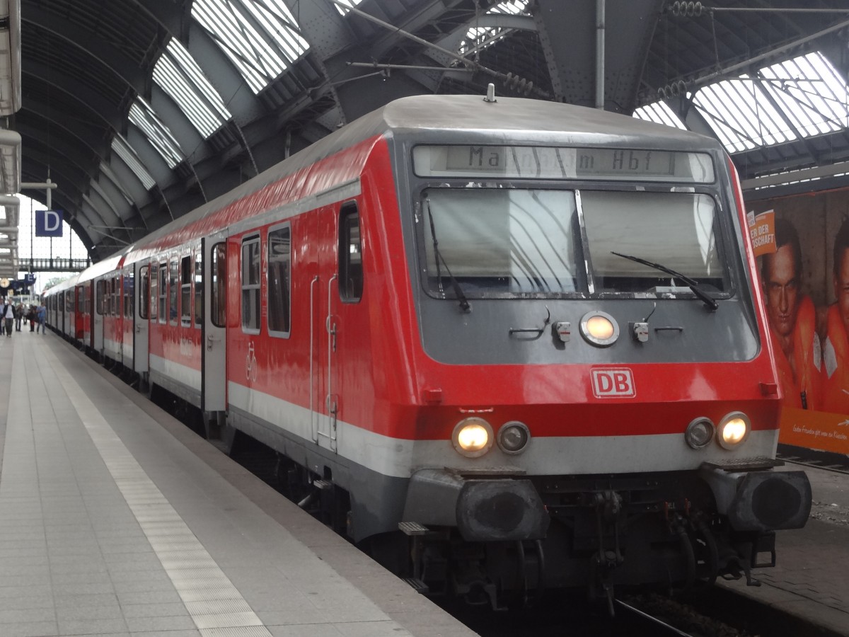 Ein Bnrdzf 483  steht mit einer RB nach Mannheim, geschoben von einer 111, in Karlsruhe Hbf. (Herbst 2013)