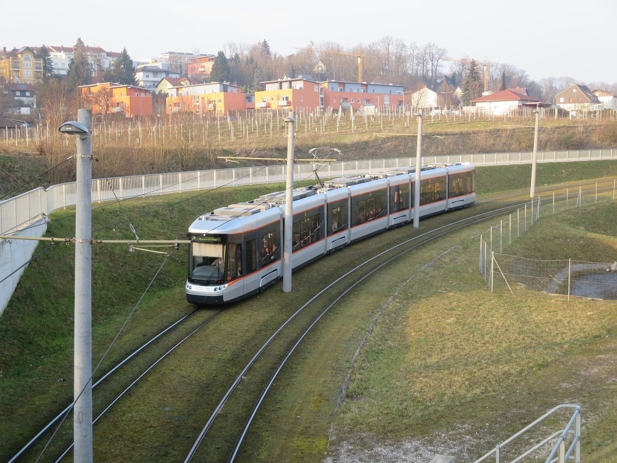 Ein Bombadier Cityrunner der Linz Ag Linien zw. den Haltestellen Gaumberg und Larnhauserweg. (10.04.16)