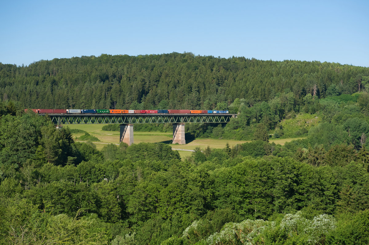 Ein Boxxpress Vectron mit einem Containerzug bei Deining Richtung Regensburg, 27.06.2019