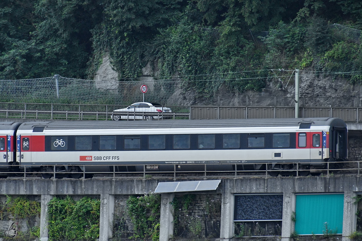 Ein Bpm-Personenwagen (61 85 20-90 240-3) war Anfang August 2021 bei Remagen zu sehen. 