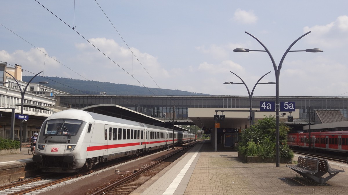 Ein Bpmbdzf 296 fährt mit seinem Intercity in Heidelberg Hbf ein, Anfang August 2014.