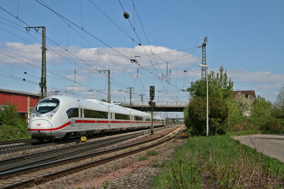 Ein brandneuer Gast im Badischen:
407 006-6 war am 18.04.15 als Ersatzgarnitur fr einen ausgefallenen 401 als ICE 275 von Berlin Hauptbahnhof nach Basel SBB unterwegs. Hier konnte der Zug im Bahnhof Mllheim (Baden) von zwei berraschten Fotografen aufgenommen werden.