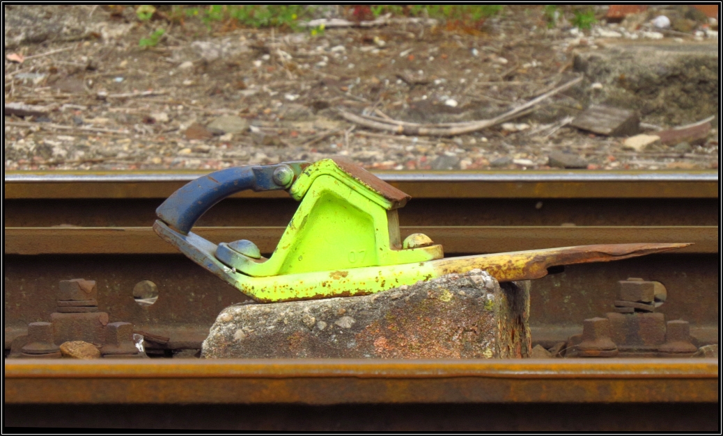 Ein Bremsschuh im poppigen Farbdesign,gesehen und bildlich festgehalten am Bahnhof von Stolberg Ende Juni 2015.
