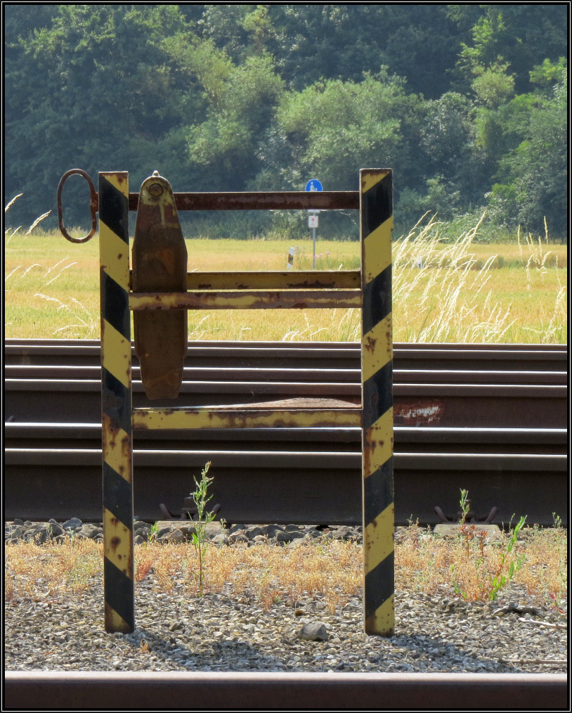 Ein Bremsschuhhalter diente am 05.Juli 2015 als Motiv und wurde hier am Abstellbahnhof bei Frenz/Weisweiler verewigt. 