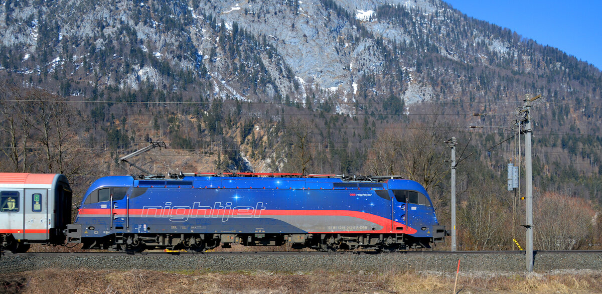 Ein Brenner-EC auf der Verbindung Italien-Österreich-Deutschland, bespannt mit  Nightjet  1216 012-5 alias E190 012 am 05.03.2022 bei Schaftenau.