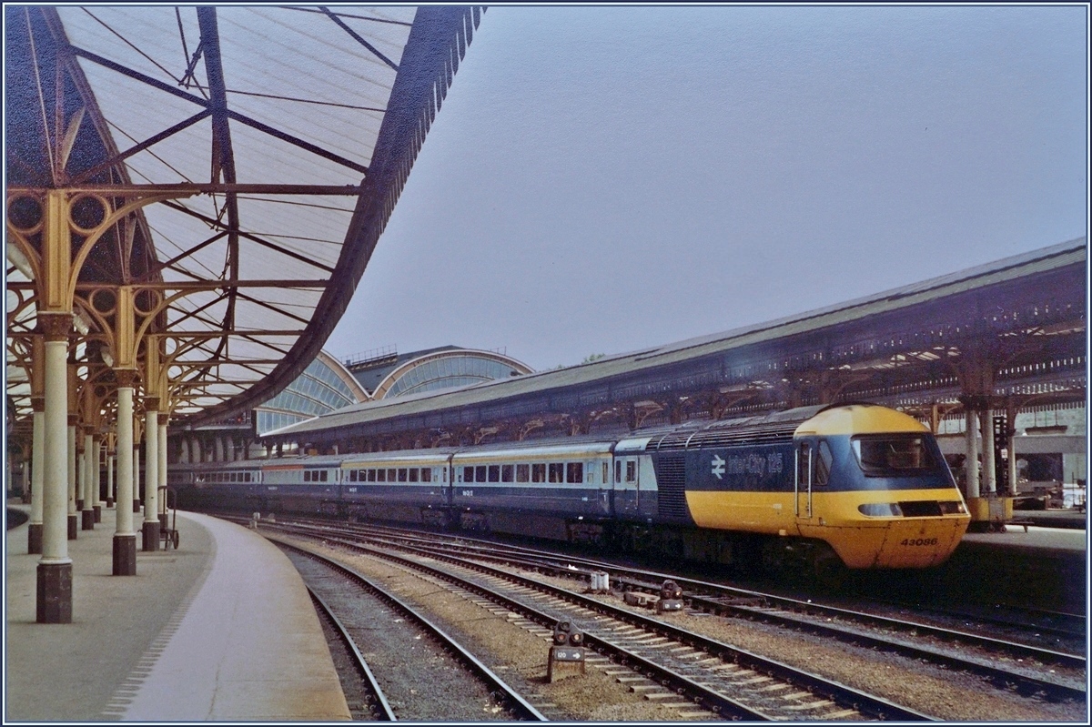 Ein British Rail HST 125 Class 43 Intercity wartet in York auf die Abfahrt Richtung Norden, an der Spitze des Zuges ist die Class 43 N° 43086.

Analogbild vom 20. Juni 1984