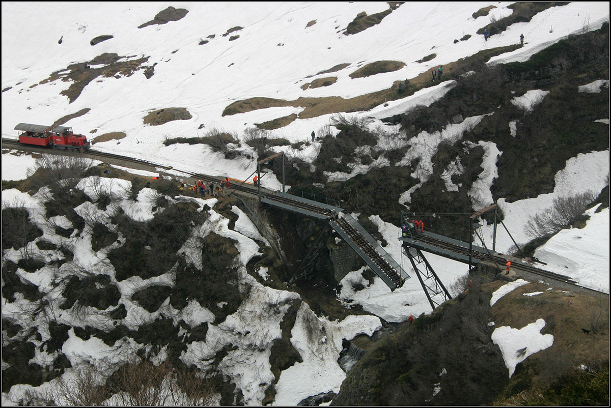 Ein Brücke nur für die warme Jahreshälfte -

Als letzte Etappe beim Aufbau der Steffenbachbrücke wird das mittlere Brückenteil hochgezogen. Es war reiner Zufall, dass wir am Tag des Aufbaues hier vorbeikammen. Ich wusste weder wo genau sich dies Brücke befindet (ich hätte sie weiter oben vermutet), noch den Tag ihres Aufbaues. Da sich das Wetter verschlechterte warten wir aber die  Fertigstellung  gar nicht ab. 

15.05.2008 (M)