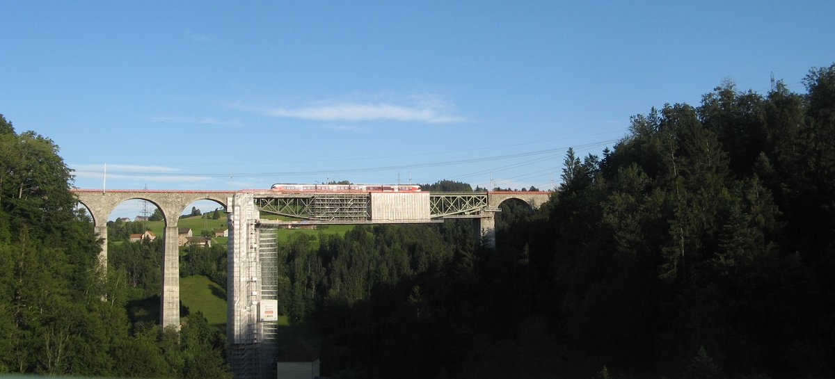 Ein Brückenbild der besonderen Art: Wir stehen auf der SBB Brücke über die Sitter und  konnten den Triebzug der SOB ablichten, der über die BT / SOB Sittertobelbrücke Richtung Herisau fährt. Der Triebzug ist ein SOB RABe 526 0xx.

Foto: Luka Streck

St. Gallen Sittertobel, 04.07.2020