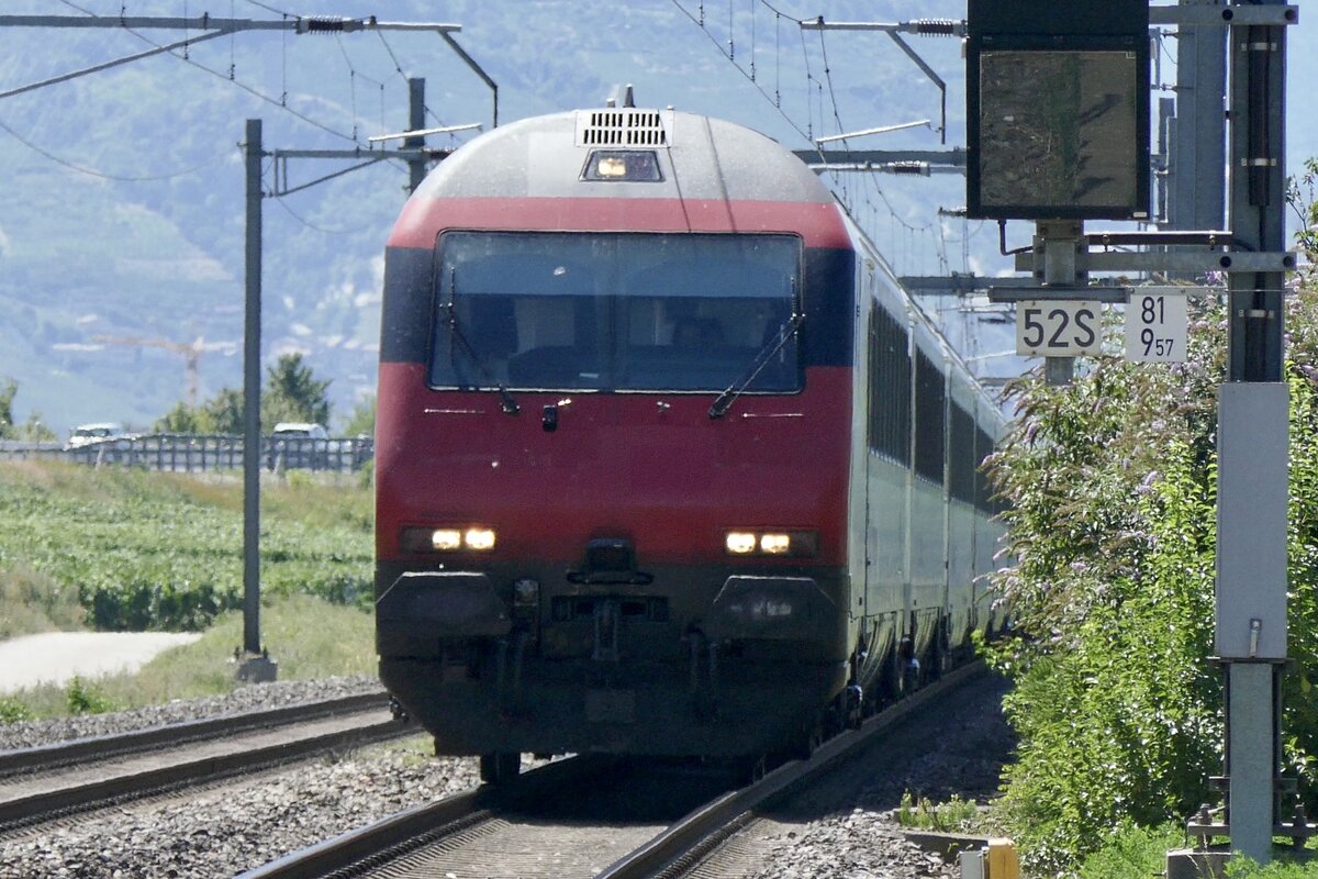 Ein Bt4 mit einem IR 90 am 13.8.22 kurz vor dem
Bahnhof Chamoson.