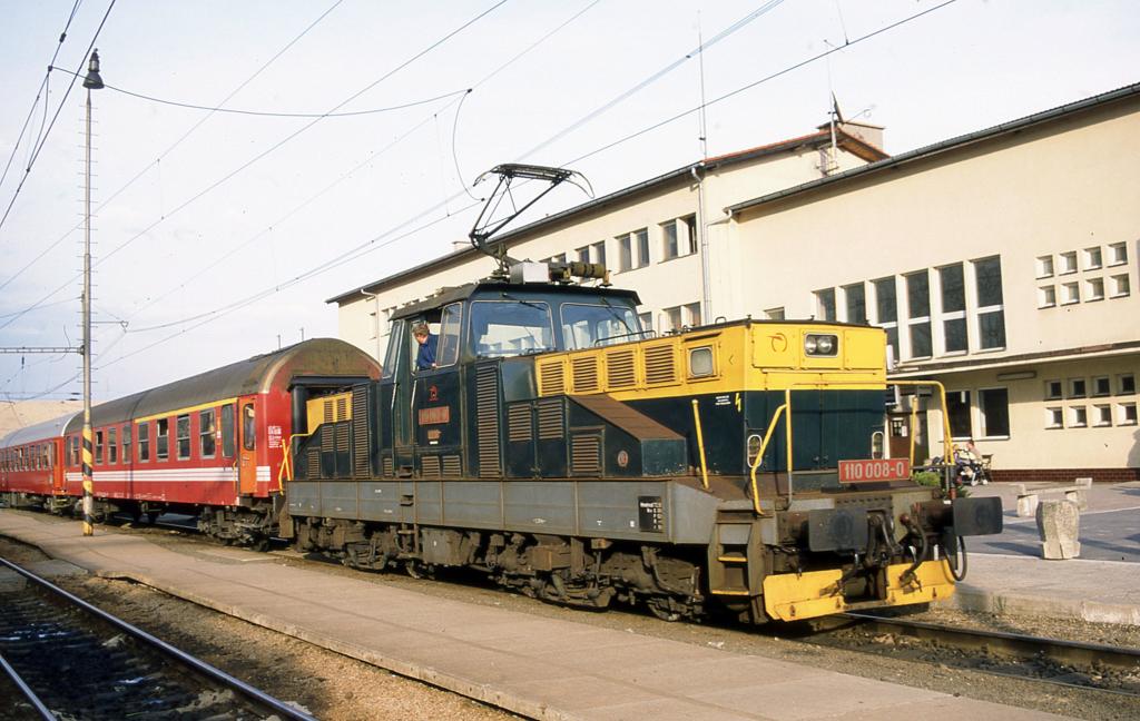 Ein  Bgeleisen , Elektrolok 110008 der slowakischen Eisenbahn, rangiert
Schnellzugwagen im Grenzbahnhof zu Polen in Plavec am 2.6.2003.