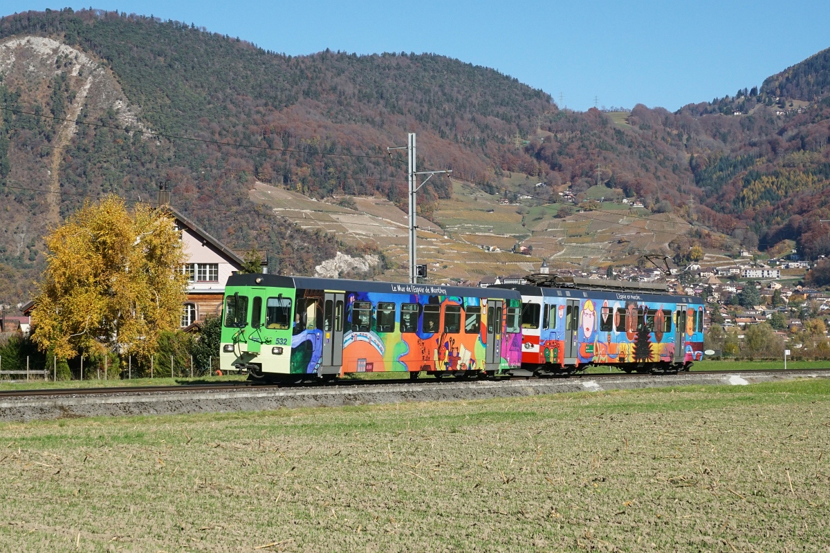 Ein bunter Pendelzug, bestehend aus dem Bt 532 und dem BDeh 4/4 502, fährt am 07.11.2015 von Ollon Richtung Monthey, aufgenommen bei Villy.