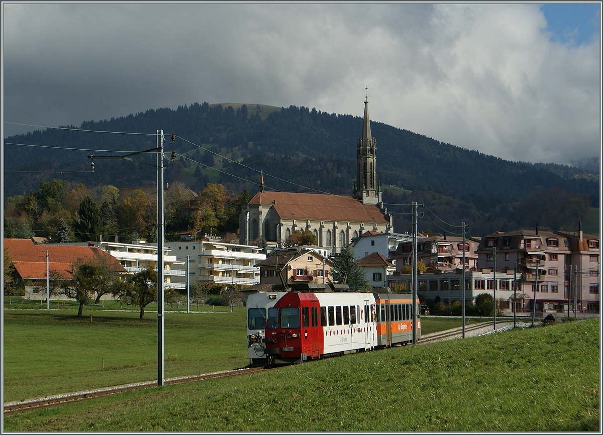 Ein bunter TPF Regionalzug auf dem Weg von Bulle nach Palzieux hat soeben Chtel St-Denis verlassen.
30. Okt. 2013