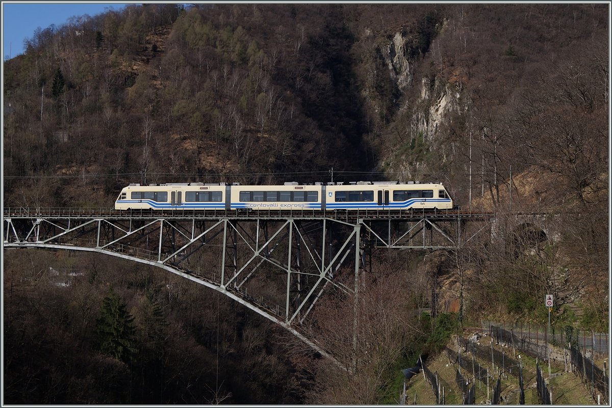 Ein Cenotvalli-Express (CEX) ABe 4/8 auf der Isorno Brücke. Ich finde der Umbau ist den ex ABe 4/6 ausgezeichnet bekommen.
20. März 2014