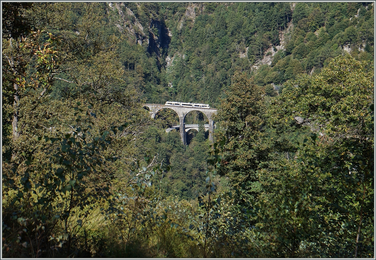 Ein Centovallli Express CEX auf dem 110 Meter langen Viadukt über das Valle Ingiustria zwischen Corcapolo und Verdasio.
21. Sept. 2015