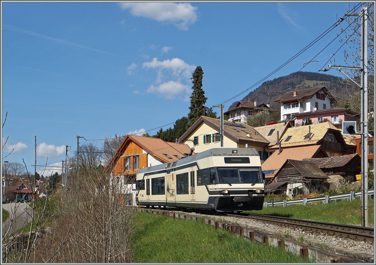 Ein CEV GTW 2/6 als Regionalzug 2343 von Sonzier nach Montreux bei Les Planches. 
13. April 2015