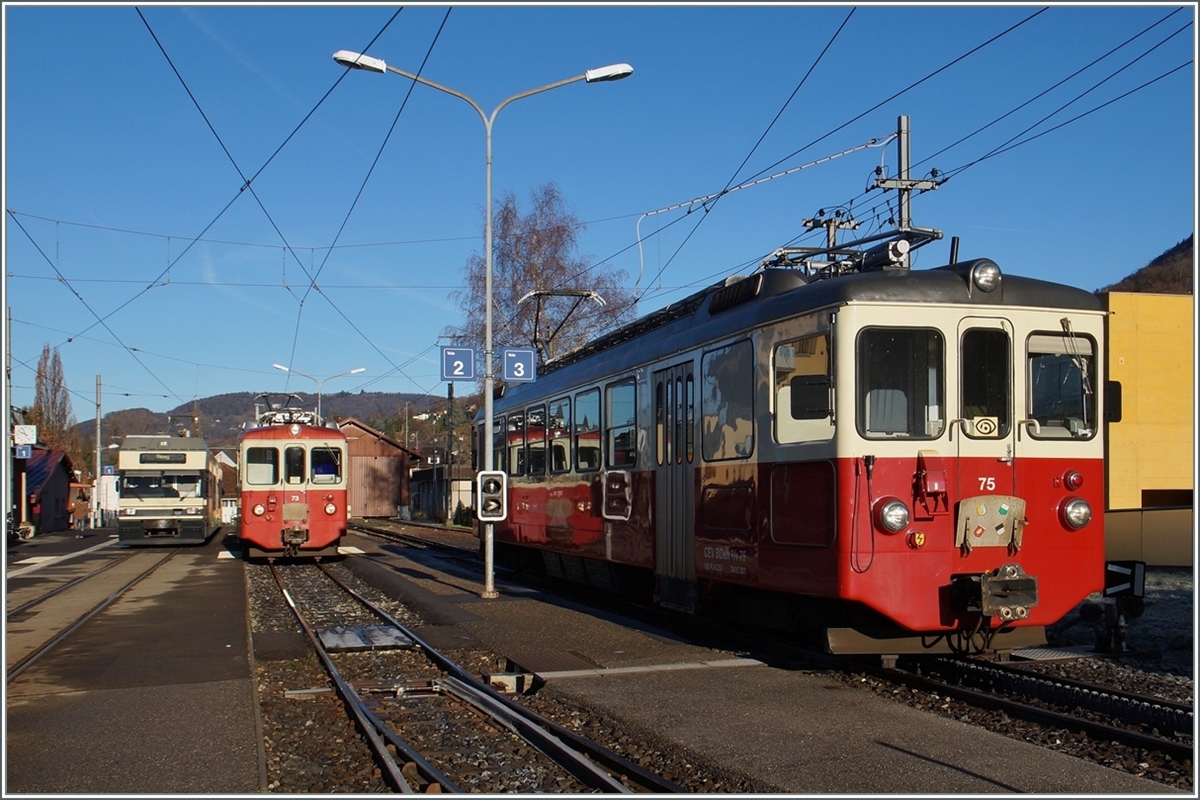 Ein CEV GTW 2/6 sowie die CEV BDeh 2/4 73 und 75 warten in Blonay auf ihre nächsten Einsätze. 10. Dez. 2015