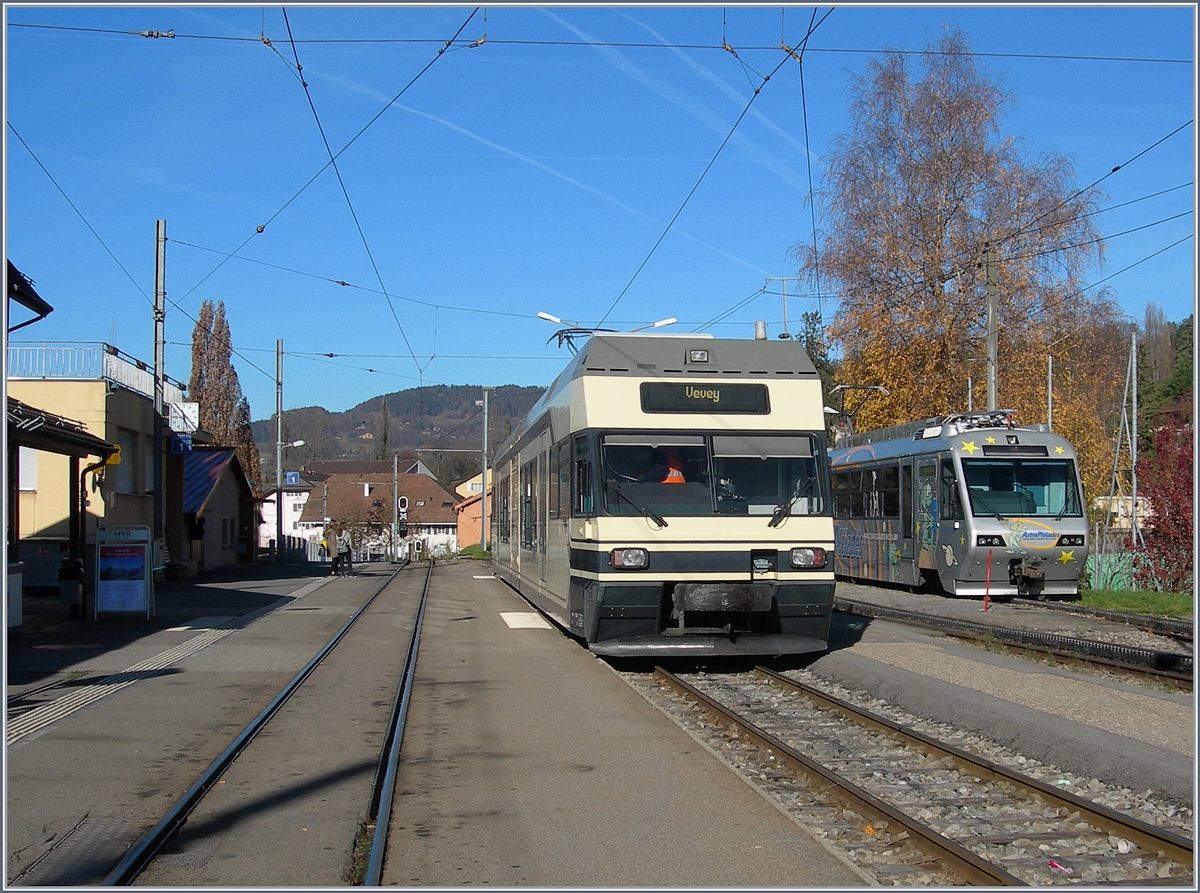 Ein CEV GTW Be 2/6 wartet in Blonay auf die Abfahrt nach Vevey und im Hintergrund steht der Beh 2/4 72. 
2. Dez. 2016