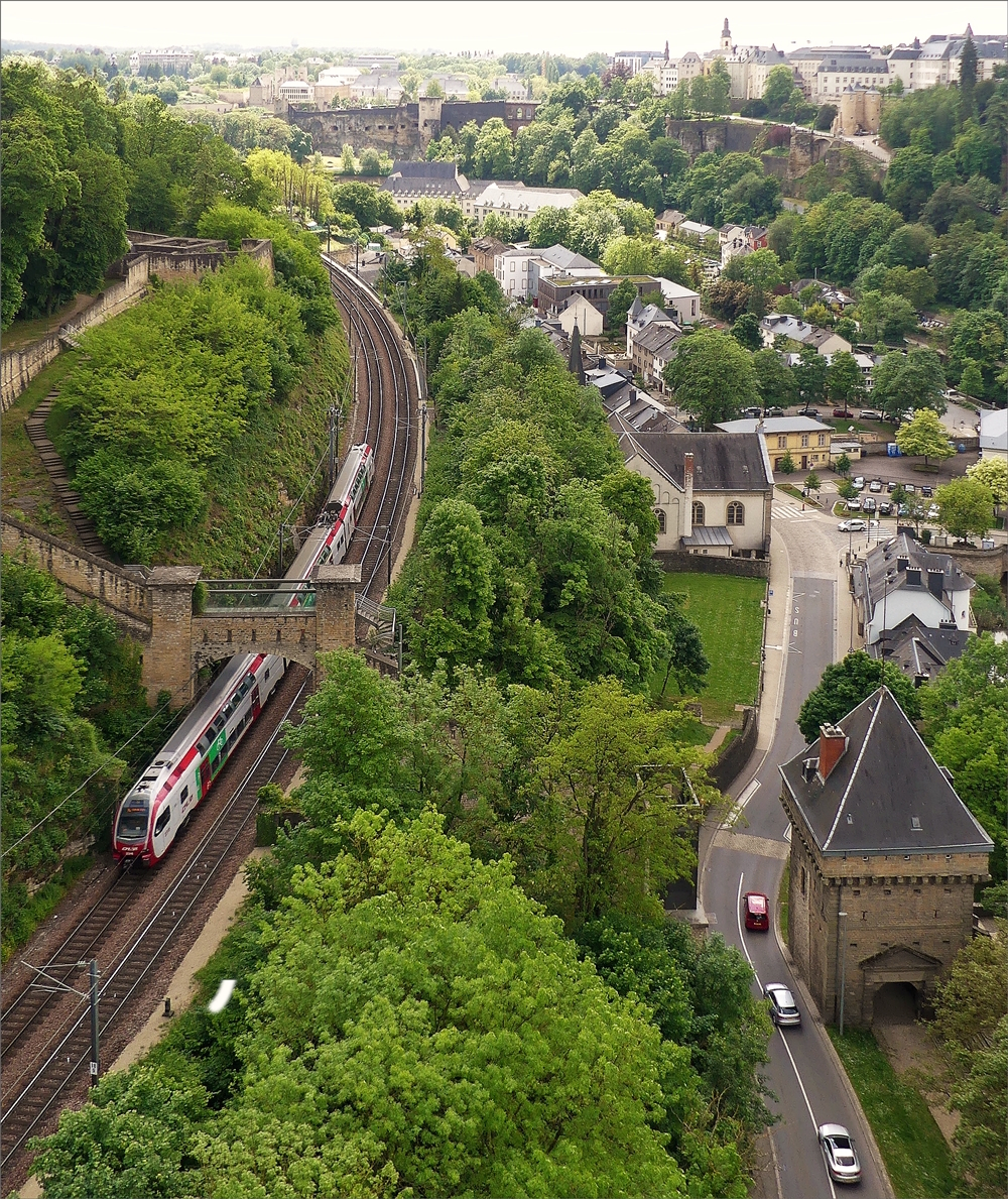 Ein CFL KISS fhrt ber die luxemburgische Nordstrecke an den berresten der Festung Luxemburg vorbei der Haltestelle Pfaffenthal – Kirchberg entgegen. 29.05.2019 (Jeanny) 