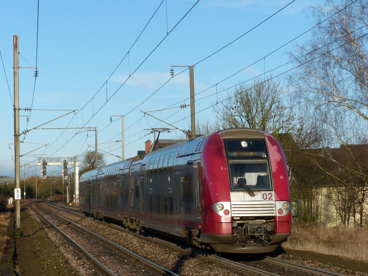 Ein CFL-Zug der Reihe 2200 ( Computermaus ) bei der Ausfahrt aus Berchem. 26.12.2016