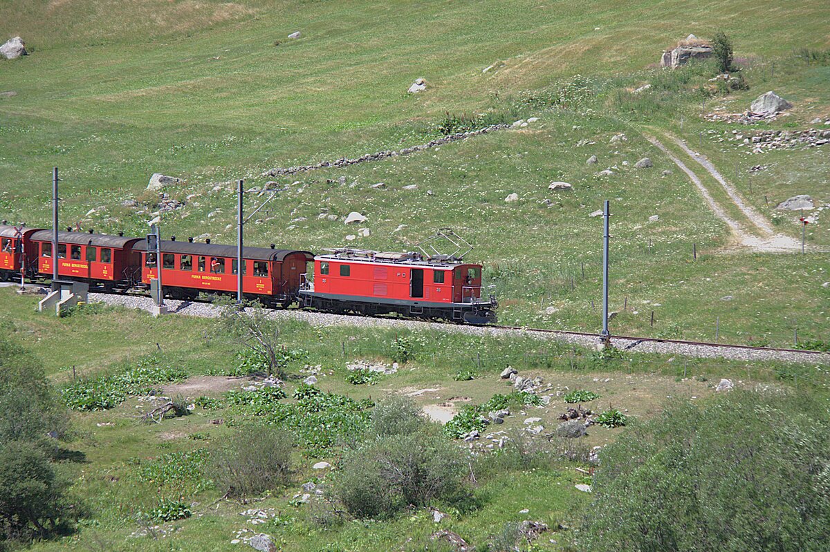 Ein charakteristischer Elektrooldtimer, die FO 36, zieht am 04.07.2026 den Jubil�umszug Brig - Disentis ab Realp, 100 Jahre Furka-Oberalp-Bahn. �ber die Bergstrecke war mangels Fahrleitung eine Dampflok n�tig.
Die historischen Wagen geh�ren der Dampfbahn Furkabergstrecke.