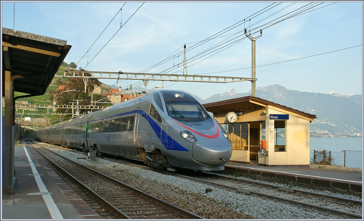 Ein Cisalpino (CIS) ETR 610 auf der Fahrt in Richtung Genève bei der Durchfahrt in Rivaz. 
Die hier zu sehenden, erst vor kurzem ersetzten Weichen, wurden wenige Jahre später entgültig entfernt (ETCS). 

18. August 2009