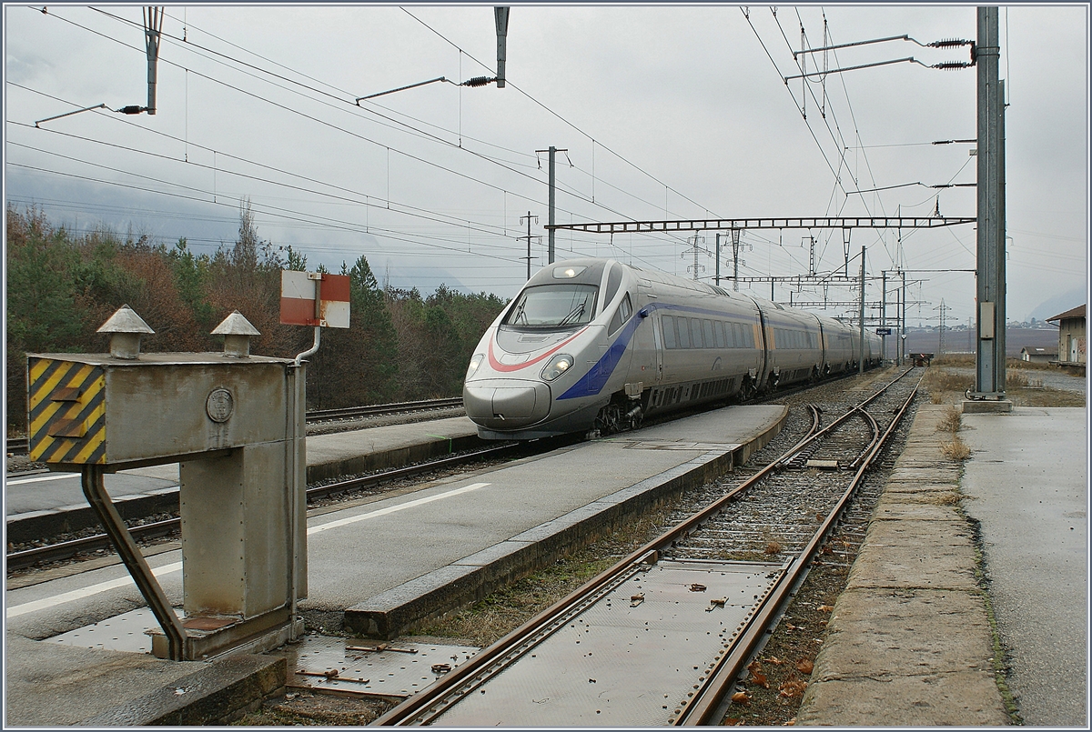 Ein Cisalpino ETR 610 auf Weg nach Milano am letzten Betriebstag der CIS bei der Durchfahrt in Ardon.
Ardon verfügte damals, wohl als einziger Bahnhof der Simplon-Linie, noch über nicht schienfreie Zugänge zu den Gleisen.

12. Dez. 2009
