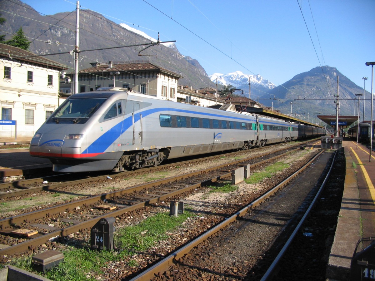Ein Cisalpino wartet in Domodossola auf der weiterfahrt nach Milano Centrale. Domodossola, April 2009