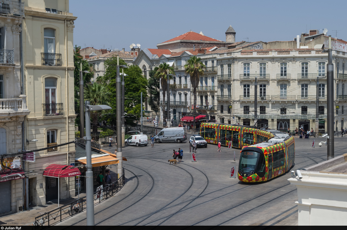 Ein Citadis 302 der Linie 2 der Tramway de Montpellier überquert am 6. Juli 2015 den Bahnhofplatz vor dem Bahnhof Montpellier Saint Roch. 