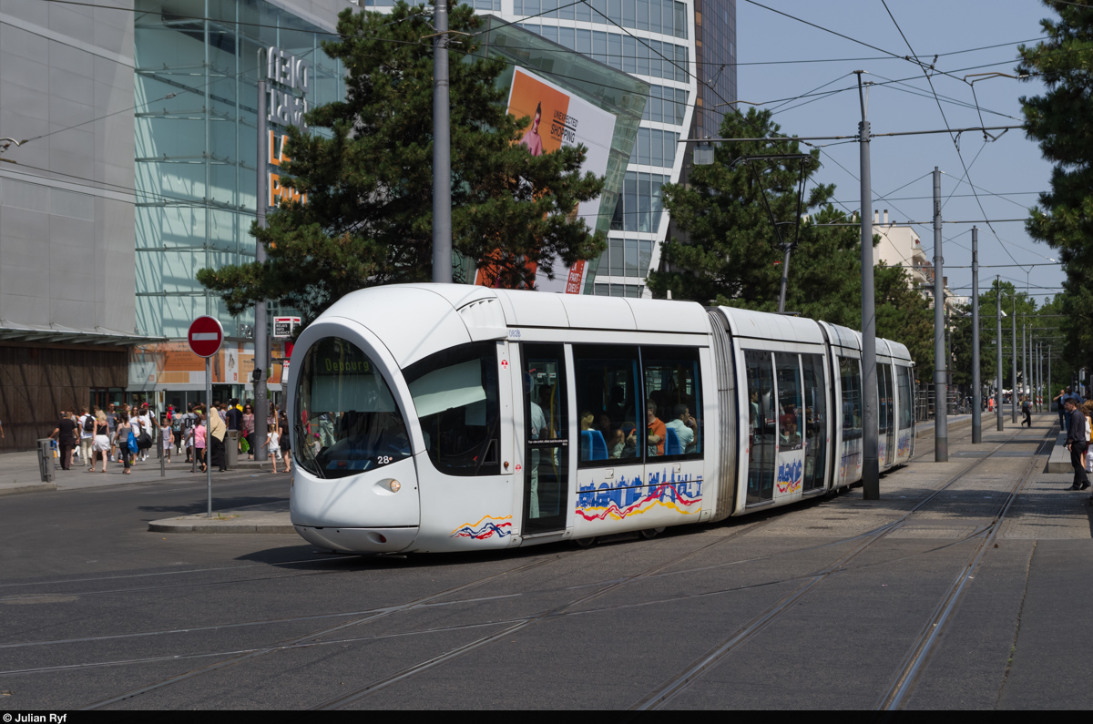 Ein Citadis 302 der Tramway de Lyon verlässt am 6. Juli 2015 die Haltestelle Gare Part Dieu in Richtung Debourg.