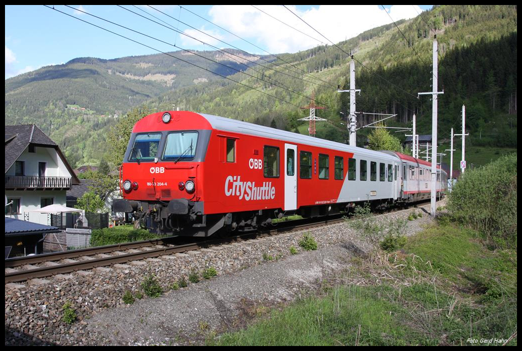 Ein City Shuttle fährt hier am 13.5.2017 mit dem Steuerwagen voraus aus dem Bahnhof Selzthal in Richtung Liezen ab.