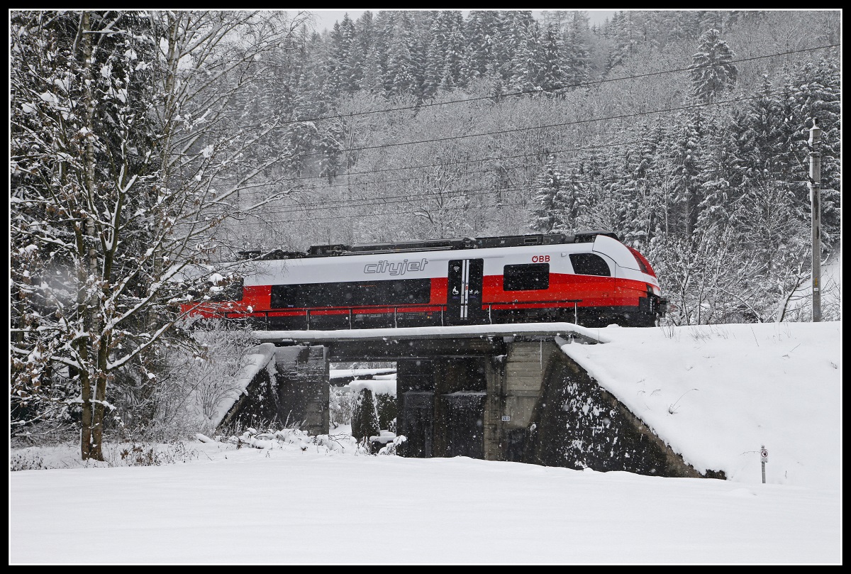 Ein Cityjet Reihe 4744 fährt am 12.12.2018 bei Hönigsberg durch das tiefverscheite Mürztal.