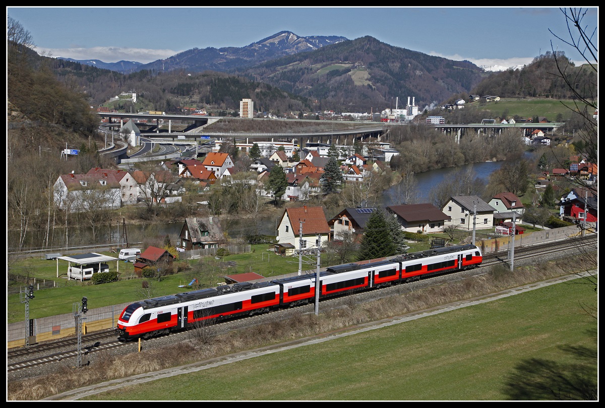 Ein Cityjet der Reihe 4744 hat soeben Bruck an der Mur verlassen und fährt Richtung Süden. Das Bild entstad am 6.04.2018.
