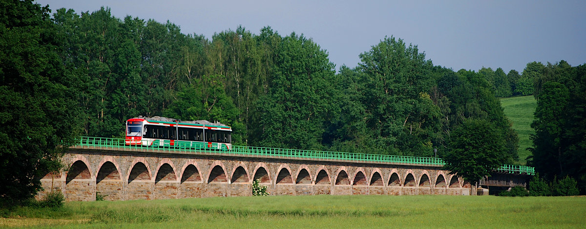 Ein Citylink der Chemnitzbahn überquert das Zschopautal-Viadukt in Braunsdorf. 31.05.2018.