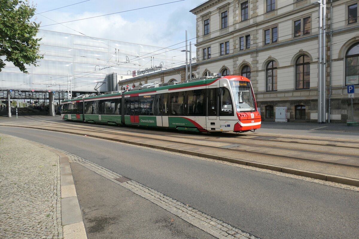 ein Citylink der Chemnitzbahn vor dem Hauptbahnhof Chemnitz im Oberleitungsbereich, fotografiert am 10.10. 2023