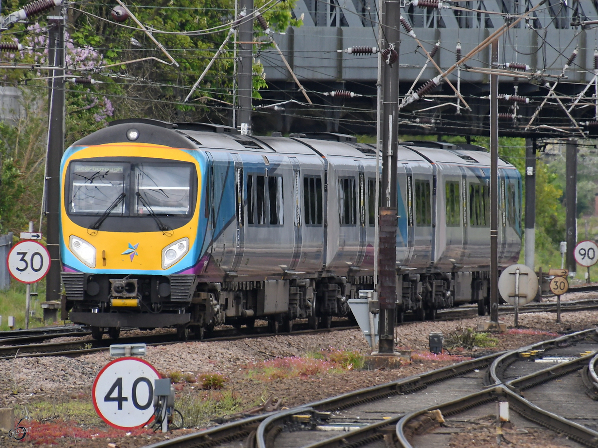 Ein Class 185-Dieseltriebzug während der Ankunft am Bahnhof in York. (Mai 2019)