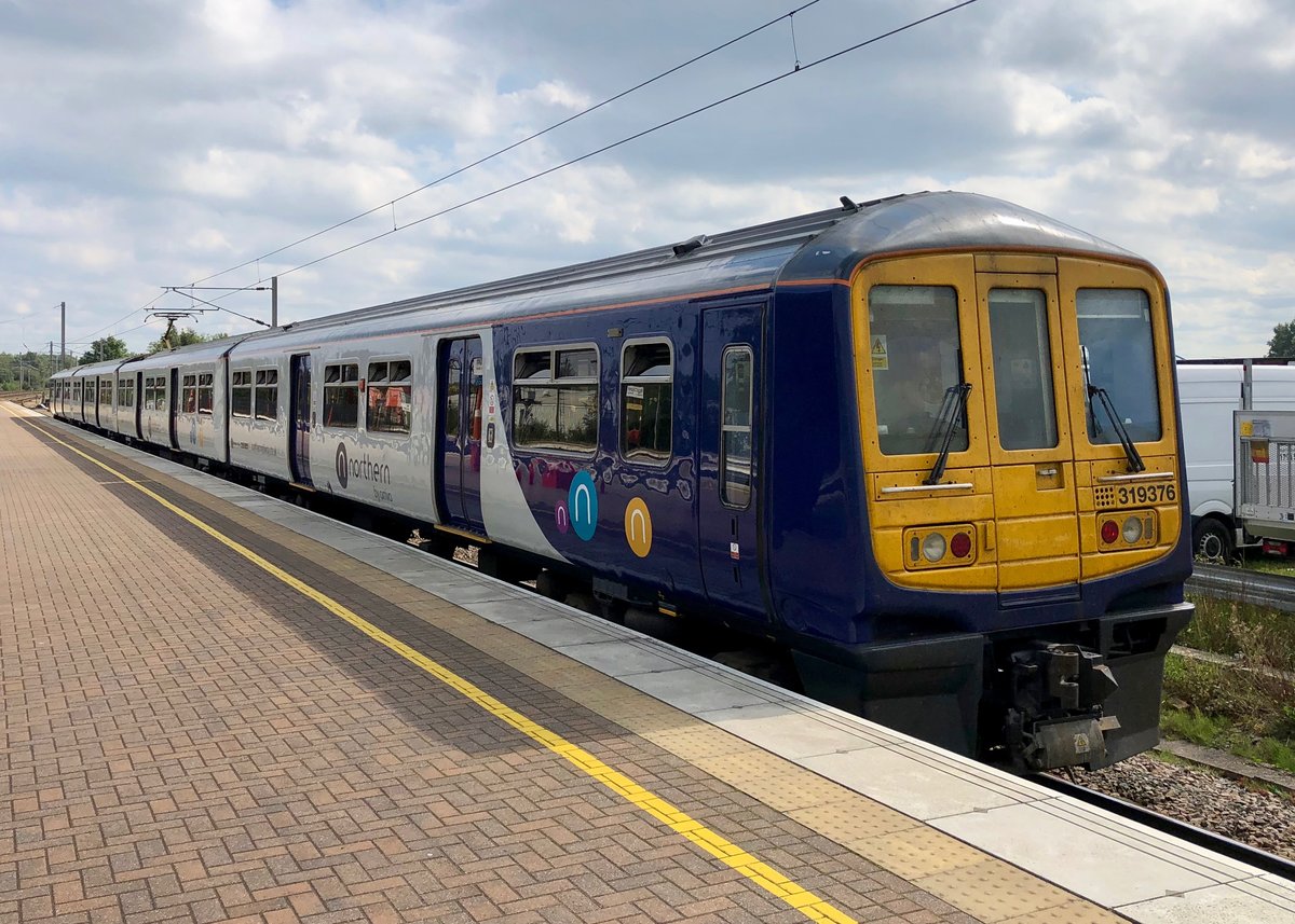 Ein Class 319 Zug von northern by arriva verlässt am 23.08.2019 Wigan North Western.