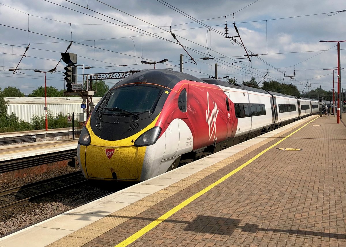 Ein Class 390 Pendolino fährt am 23.08.2019 in den Bahnhof Wigan North Western ein, mit dem Fahrtziel Glasgow Central.