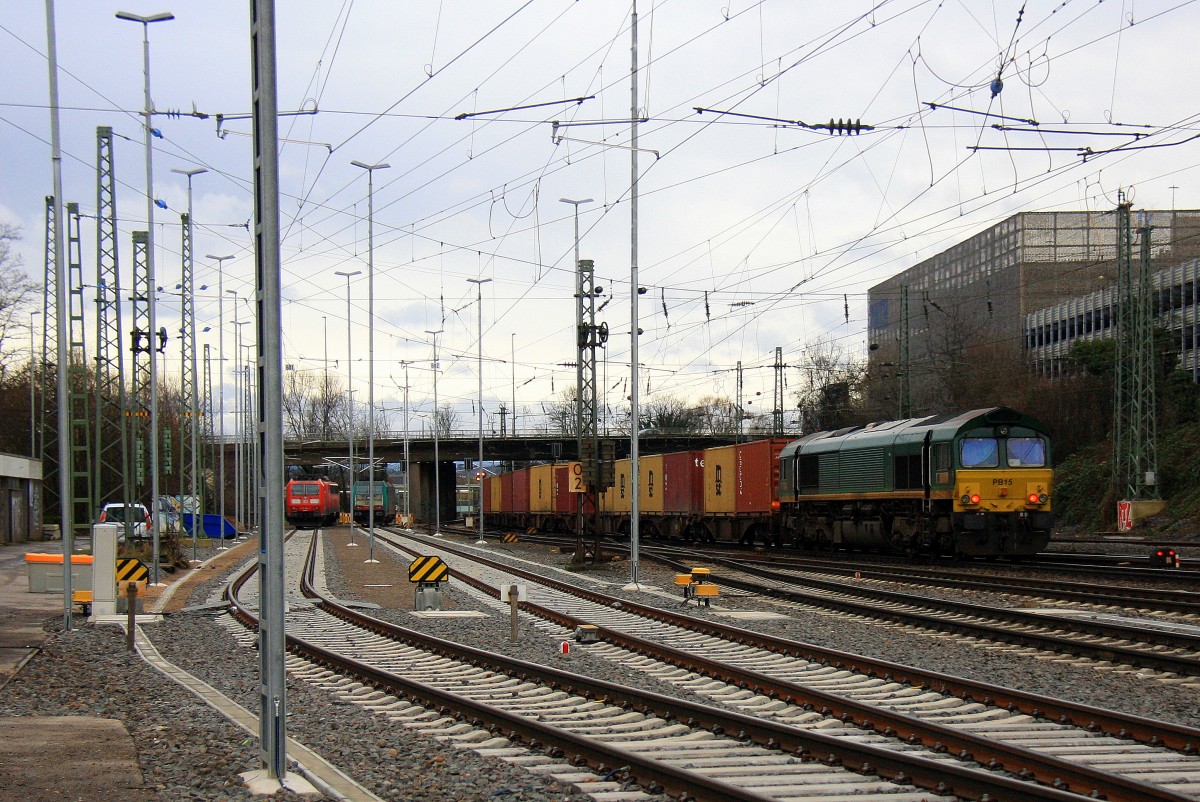 Ein Class 66 PB15 von Railtraxx BVBA fährt als Schubhilfe sie schiebt einen langen MSC-Containerzug von Aachen-West nach Antwerpen-Berendrecht(B) bis zum Gemmenicher-Tunnel.Vorne fährt eine Class 66 DE6312  Alix  von Crossrail bei Sonne und Wolken am 4.1.2014.