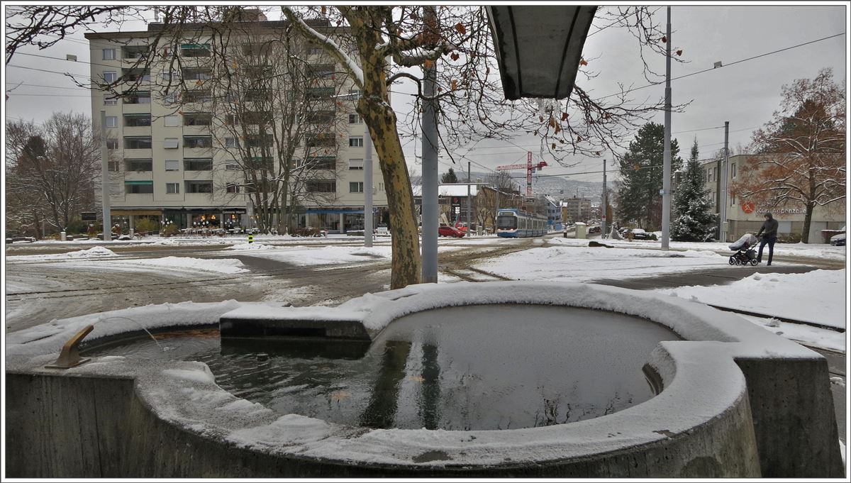 Ein Cobra Tram der Linie 14 kämpft sich durch Plutsch uns Schnee die Steigung zum Triemli hoch. (10.12.2017)