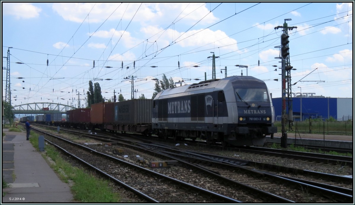 Ein Containerganzzug mit der Metrans Lok 761 003-3 (Siemens ER-20) als Zugpferd bei der Durchfahrt am Bahnhof von Komárom in Ungarn am 20.Mai 2014.