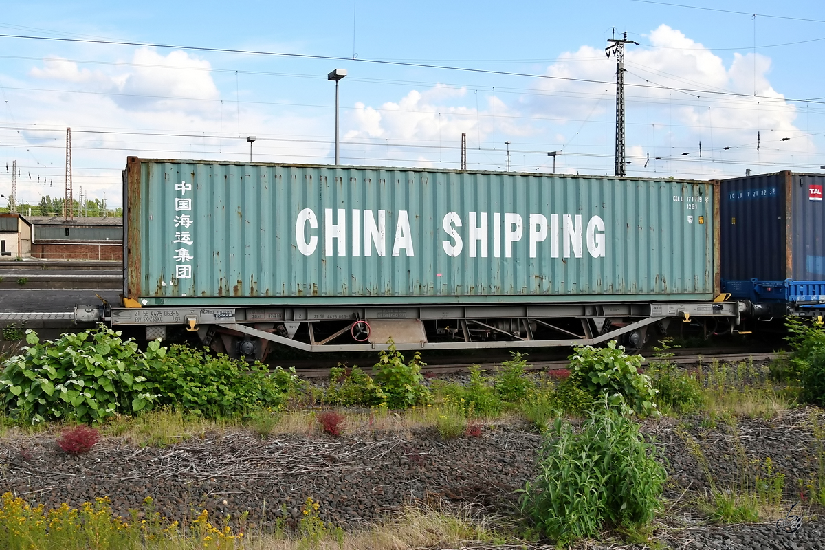 Ein Containerwagen ist hier Anfang Juni 2020 bei der Durchfahrt in Wanne-Eickel zu sehen.