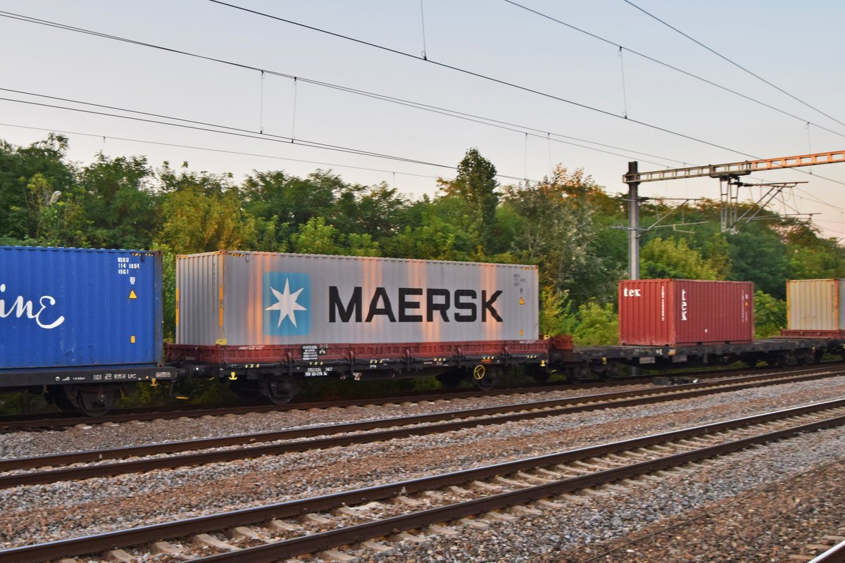 Ein Containerzug aus Constanta zieht am 21.08.2016 im Bahnhof Bucuresti Baneasa hinein.