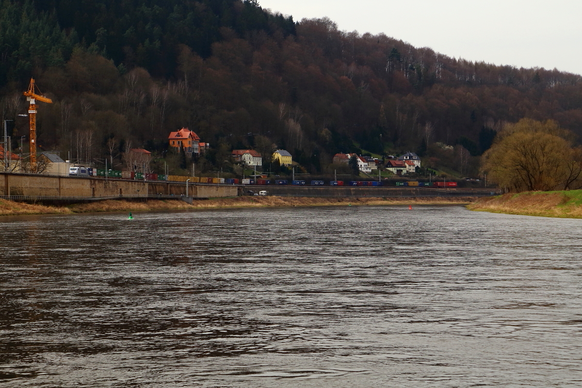 Ein Containerzug aus Dresden,gezogen vermutlich von 186 182 und unterwegs in Richtung Tschechien, am Mittag des 03.04.2016 unterhalb des Königsteins. Die Aufnahme entstand vom Personendampfer  Stadt Wehlen  aus. 