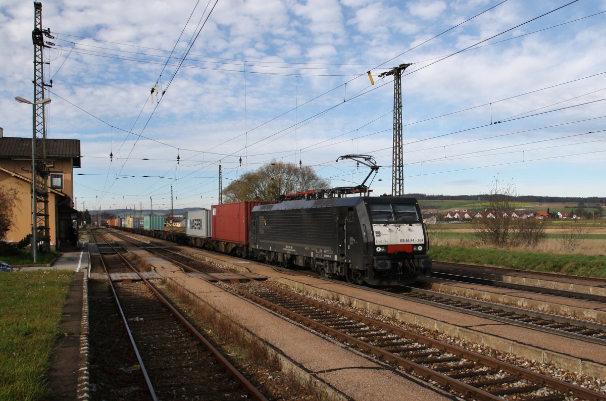 Ein Containerzug, gezogen von der 189 284-3 von MRCE, durchfhrt am 8.11.2013 den Bahnhof Kirchstetten in Niedersterreich Richtung Wien.