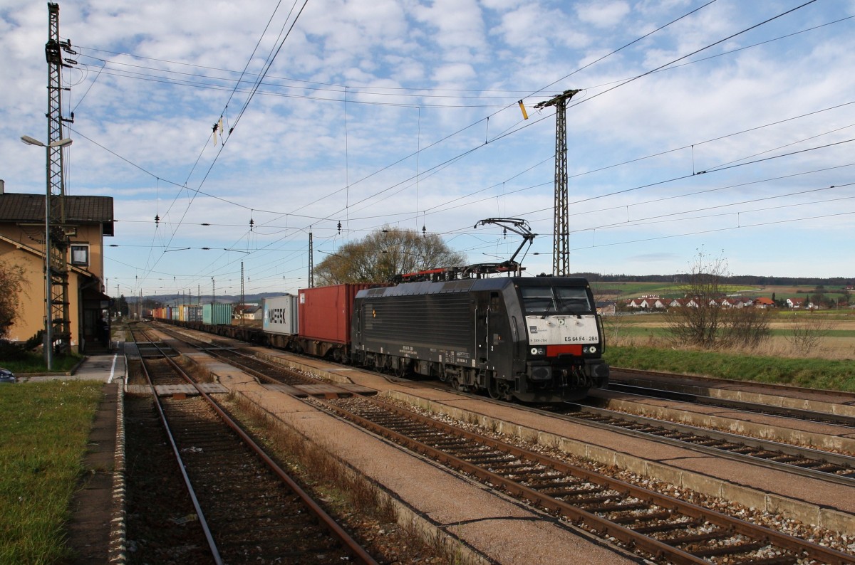 Ein Containerzug, gezogen von der 189 284-3 von MRCE, durchfährt am 8.11.2013 den Bahnhof Kirchstetten in Niederösterreich Richtung Wien.