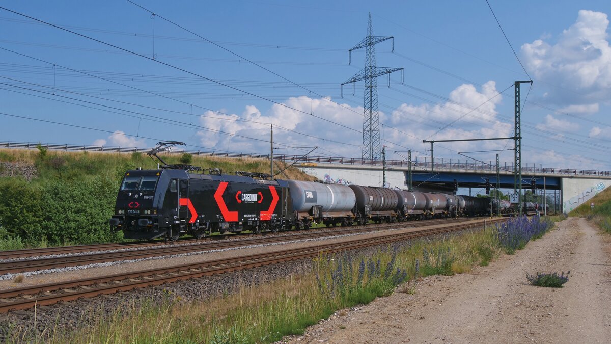Ein Containerzug kurz vor der Durchfahrt durch den Bahnhof Kavelstorf.
Aufgenommen im Juni 2023.